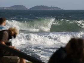 Guarda-vidas intensificam buscas por casal desaparecido na Praia do Leme