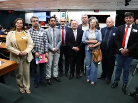 lideranças sindicais e Pedro Taques na câmara federal