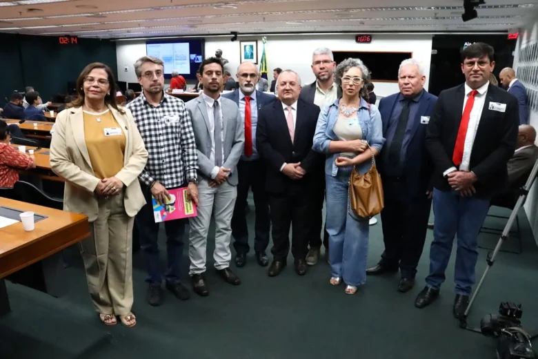 lideranças sindicais e Pedro Taques na câmara federal