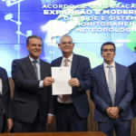 Ministro Carlos Fávaro assina acordo que garante instalação de 220 novas estações meteorológicas no País