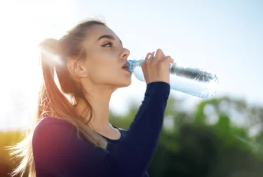 mulher bebendo agua