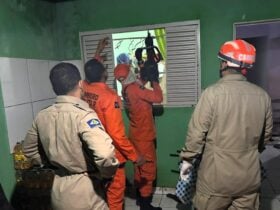 Homem fica preso em janela ao tentar entrar em casa e é resgatado pelos bombeiros em Poconé