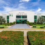 Sessão ordinária do Tribunal de Contas de Mato Grosso (TCE-MT) está marcada para as 14h30, com transmissão ao vivo pela TV Contas e YouTube; outros nove municípios também terão as contas anuais apreciadas.