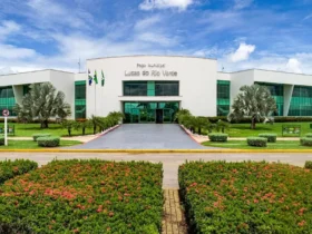 Sessão ordinária do Tribunal de Contas de Mato Grosso (TCE-MT) está marcada para as 14h30, com transmissão ao vivo pela TV Contas e YouTube; outros nove municípios também terão as contas anuais apreciadas.