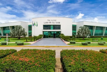 Sessão ordinária do Tribunal de Contas de Mato Grosso (TCE-MT) está marcada para as 14h30, com transmissão ao vivo pela TV Contas e YouTube; outros nove municípios também terão as contas anuais apreciadas.