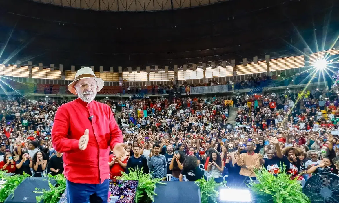 Governo investe R$ 108 milhões em cursinhos populares para ampliar acesso ao ensino superior