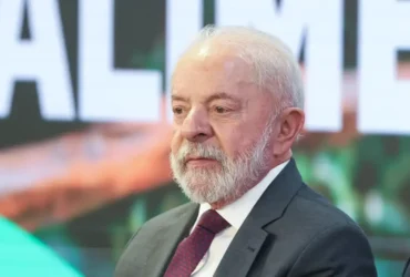 Lula troca de avião após falha de motor antes de voo no Pará
