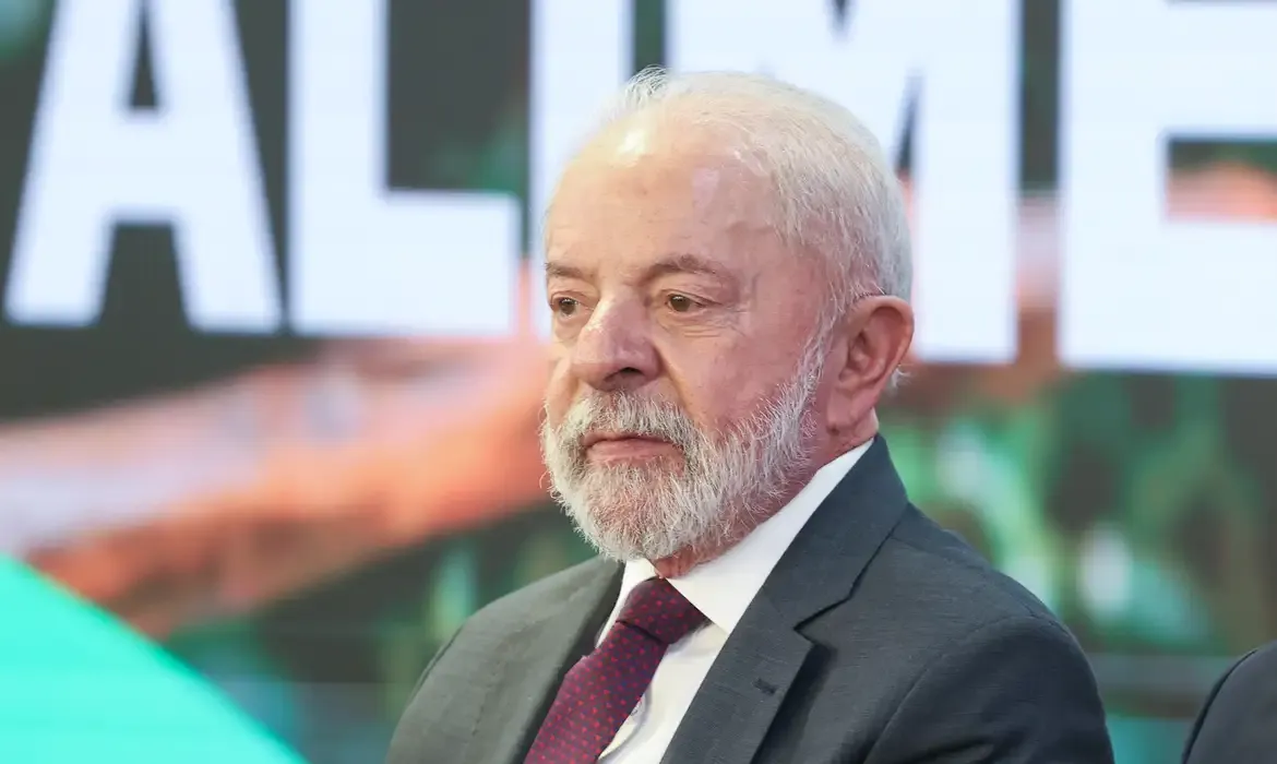 Lula troca de avião após falha de motor antes de voo no Pará