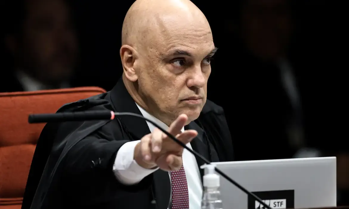 Ministro Moraes exige explicação sobre tornozeleira de Collor
