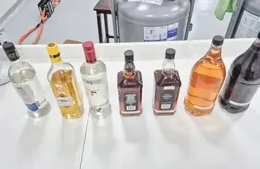 Operação apreende bebidas clandestinas com rótulos falsificados na zona norte do Rio
