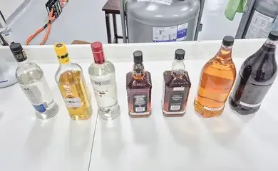 Operação apreende bebidas clandestinas com rótulos falsificados na zona norte do Rio