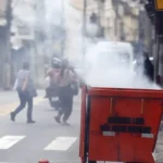 Moradores retiram corpos em mata após operação no Complexo da Penha