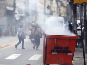 Moradores retiram corpos em mata após operação no Complexo da Penha