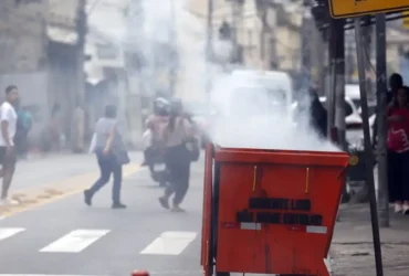 Moradores retiram corpos em mata após operação no Complexo da Penha
