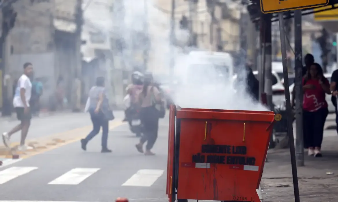 Moradores retiram corpos em mata após operação no Complexo da Penha