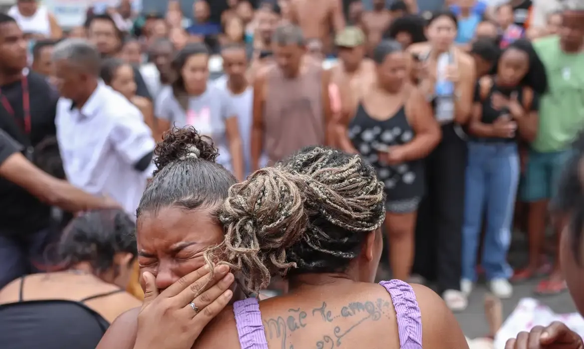 Ativistas denunciam massacre em operação policial no Rio