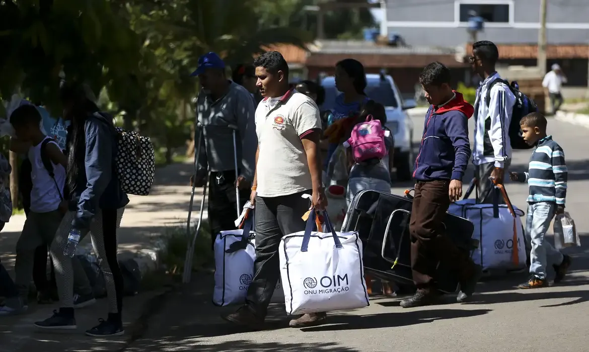 Brasil lança política nacional para migrantes e recebe elogios da Acnur