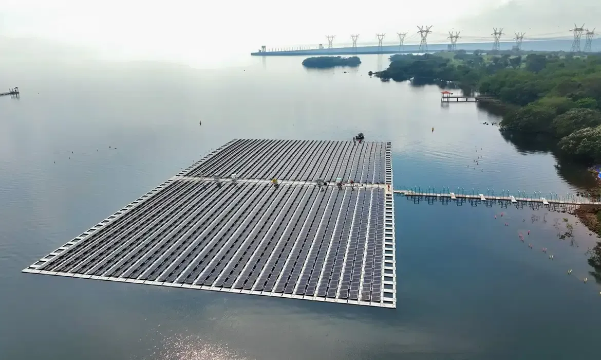 Itaipu inaugura ilha solar flutuante com energia limpa