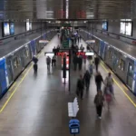 MetrôRio reforça segurança e orienta passageiros sobre objetos caídos nos trilhos