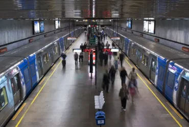 MetrôRio reforça segurança e orienta passageiros sobre objetos caídos nos trilhos