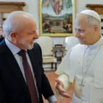 Lula se reúne com o papa Leão XIV no Vaticano e o convida para a COP30