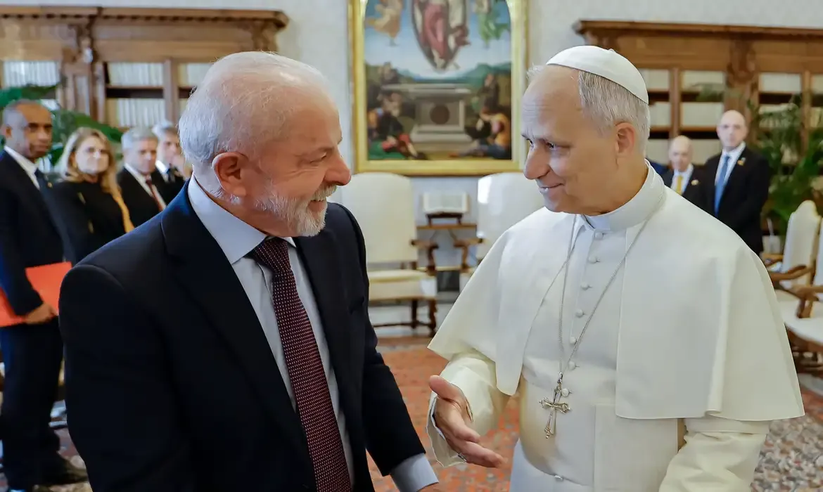 Lula se reúne com o papa Leão XIV no Vaticano e o convida para a COP30