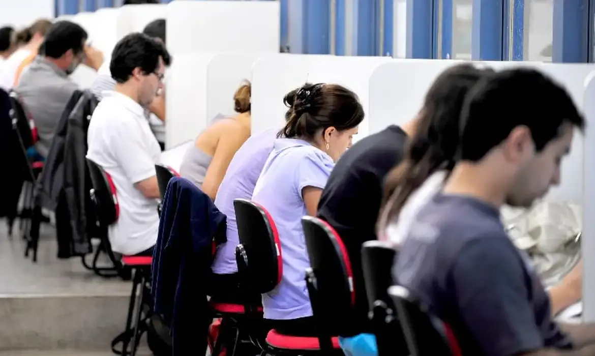 Governo investe R$ 108 milhões em cursinhos populares para ampliar acesso à educação
