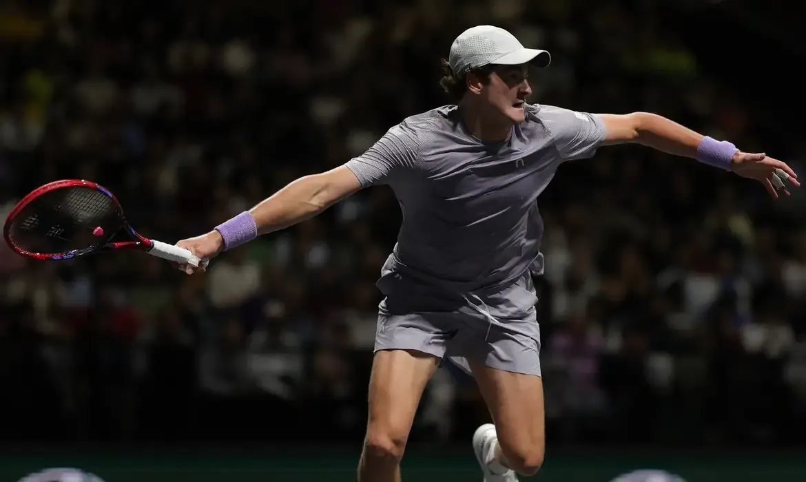 João Fonseca vence Shapovalov e avança no Masters 1000 de Paris