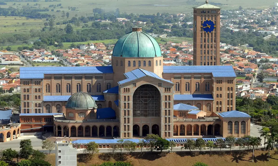 Festa da Padroeira reúne quase meio milhão de fiéis em Aparecida