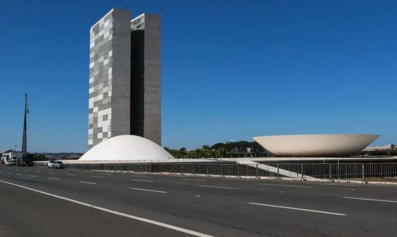 Hugo Motta confirma votação de isenção do imposto de renda hoje