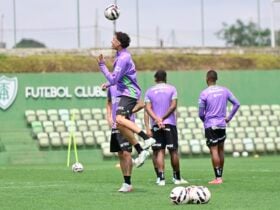 América-MG x CRB: onde assistir, escalações e tudo sobre o duelo decisivo da Série B. Imagem: Mourão Panda/América-MG