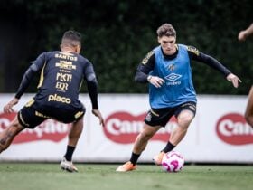 Santos x Vitória ao vivo: onde assistir, escalações e tudo sobre o duelo decisivo na Vila Belmiro. Imagem: Raul Baretta/Santos FC