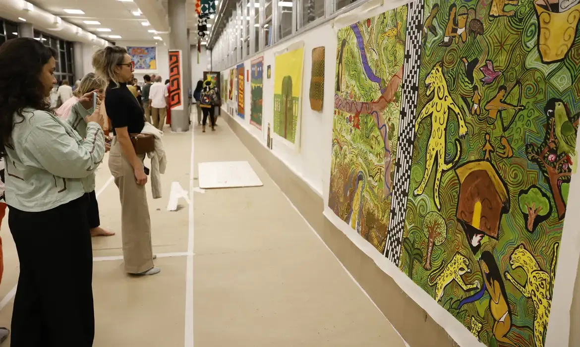 Indígenas recontam história da Baía de Guanabara em travessia inédita