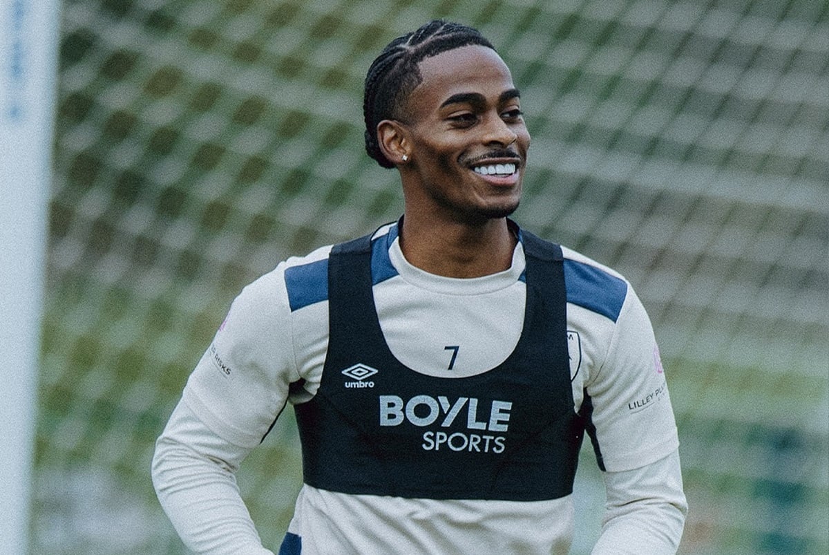 Leeds x West Ham: onde assistir ao vivo e escalações da Premier League. Imagem: Divulgação West Ham Leeds x West Ham: onde assistir ao vivo e escalações da Premier League. Imagem: Divulgação West Ham