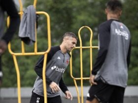 Vasco x São Paulo: onde assistir, escalações e tudo sobre o duelo decisivo em São Januário. Imagem: Matheus Lima/CR Vasco