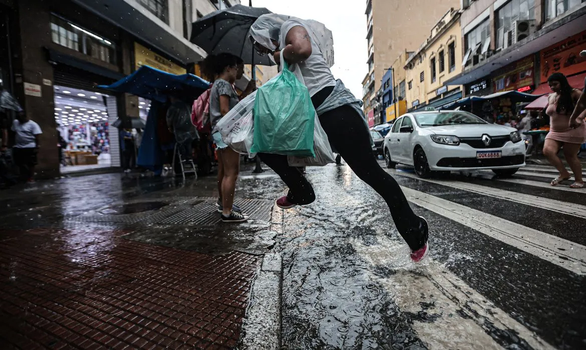 Frente fria provoca chuvas e queda de temperatura em São Paulo