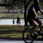 Crianças enfrentam maior risco com extremos climáticos, apontam pesquisas