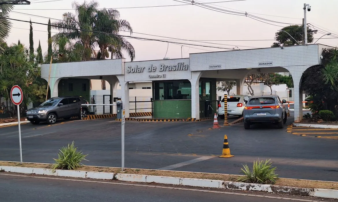 Bolsonaro autorizado a receber barbeiro em prisão domiciliar