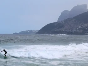 Ressaca no Rio: mar agitado e frente fria marcam o fim de semana