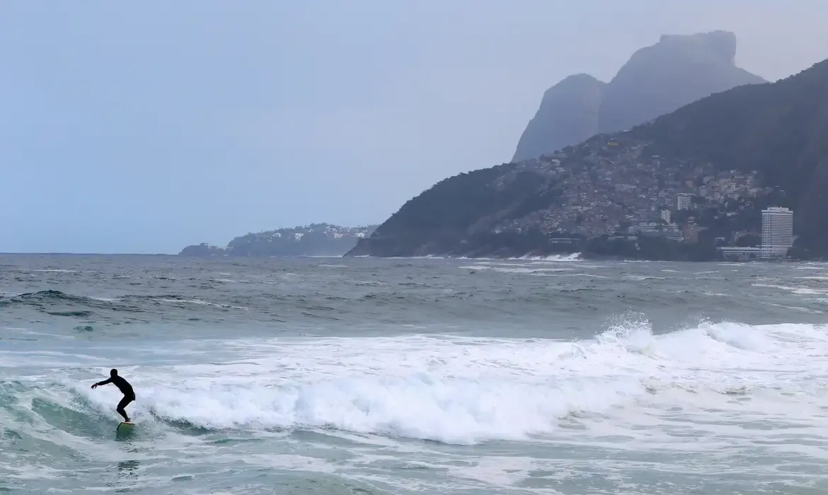 Ressaca no Rio: mar agitado e frente fria marcam o fim de semana