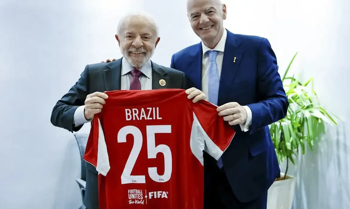 Lula convida Fifa para lançamento da Universidade do Esporte
