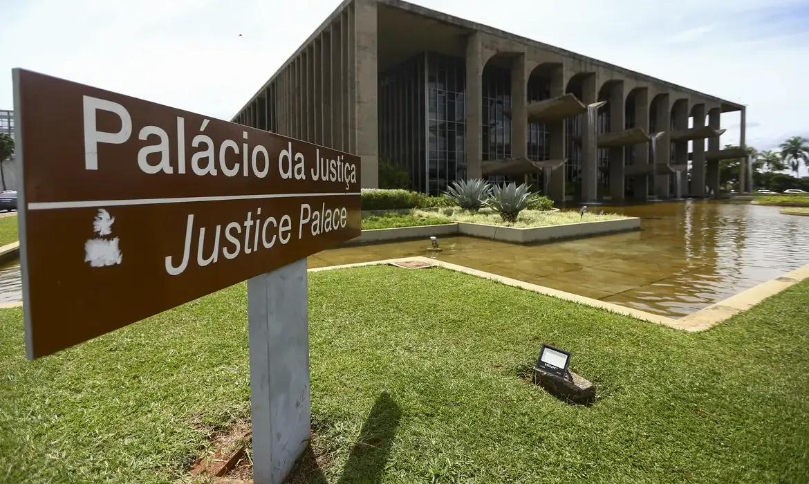 Ministério da Justiça toma medidas para intimar Figueiredo nos EUA