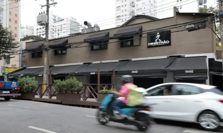 Bebida adulterada leva ao fechamento de estabelecimentos em SP