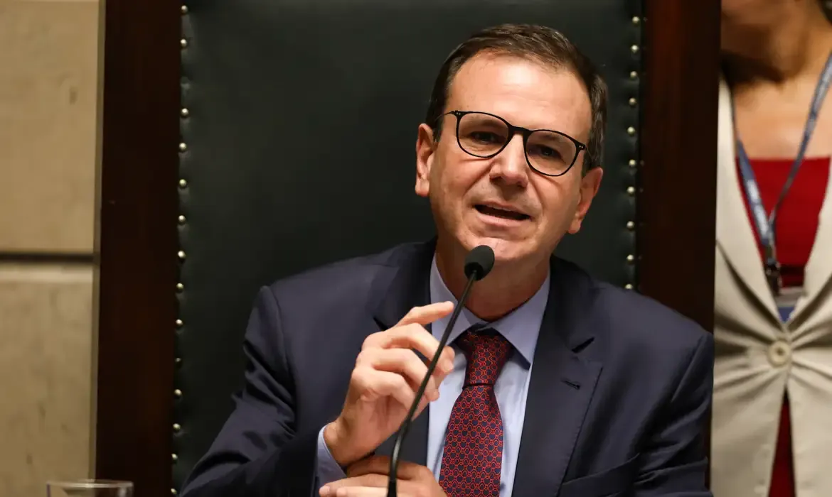 Prefeito do Rio apoia operação policial com 68 mortos e mantém serviços funcionando