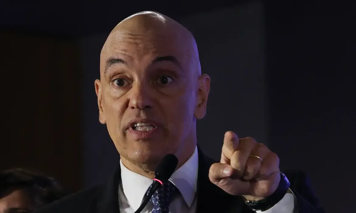 Moraes suspende decisão que retirou defesa de réu da trama golpista