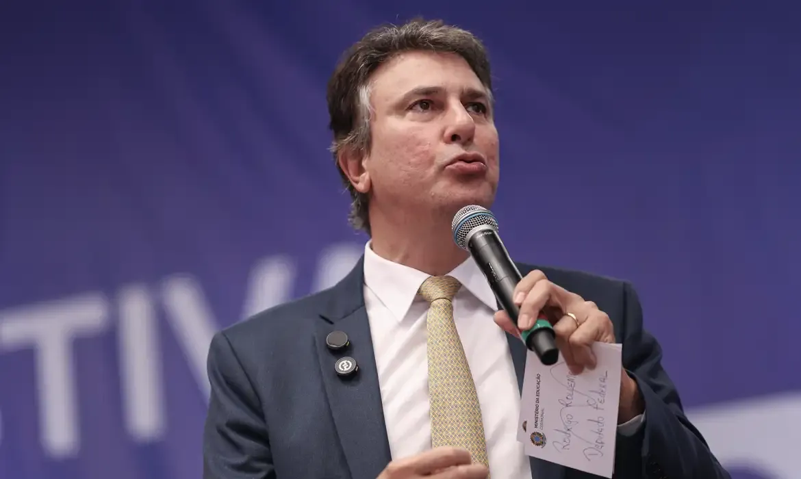 Ministro da Educação defende que professor deve ser valorizado e bem remunerado