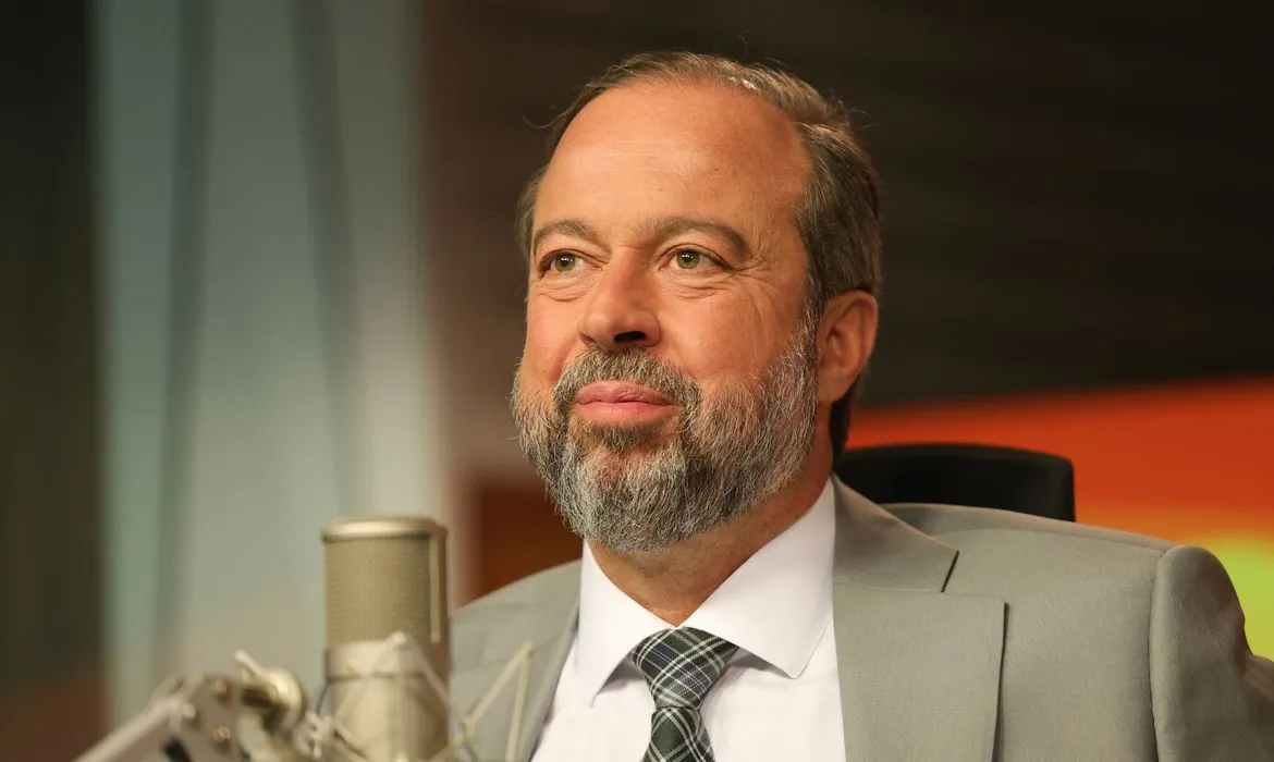 Brasil não precisará do horário de verão em 2025, garante ministro