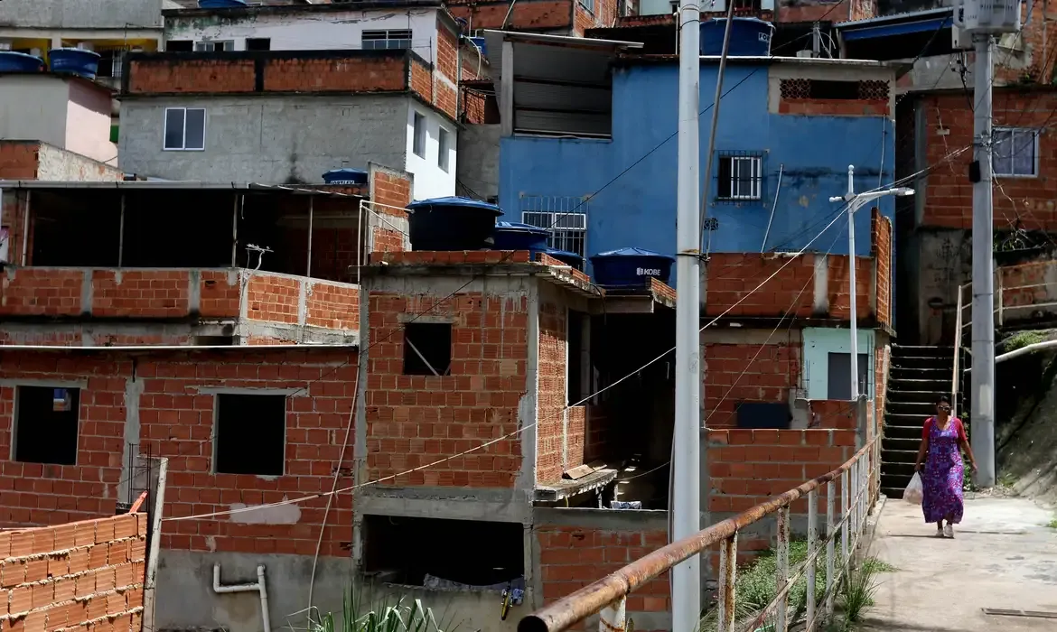 Fome atinge 3 em cada 4 lares chefiados por pretos e pardos no Brasil