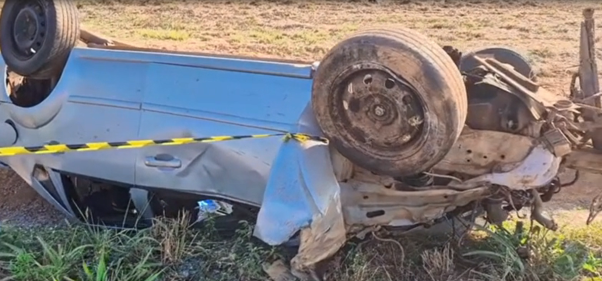 Uma pessoa morre e outra fica gravemente ferida em capotamento na BR-364 82 Acidente BR 364 1