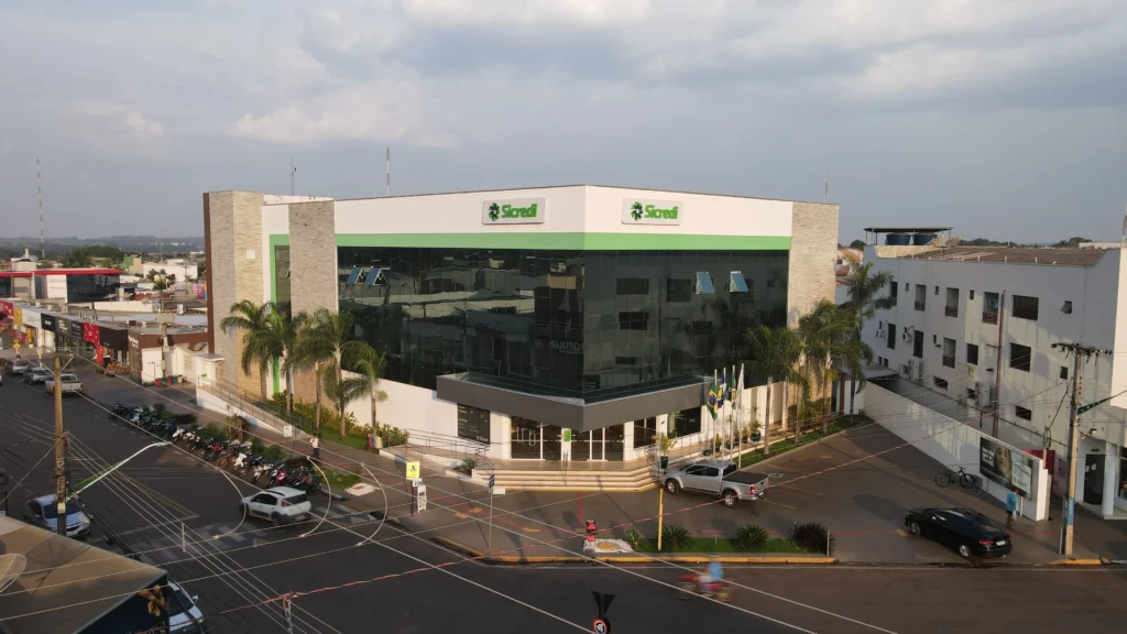 Sicredi amplia impacto social e econômico em Mato Grosso com atuação em 92% dos municípios 82 Sicredi reforça impacto positivo das cooperativas nas comunidades com forte presença em Mato Grosso